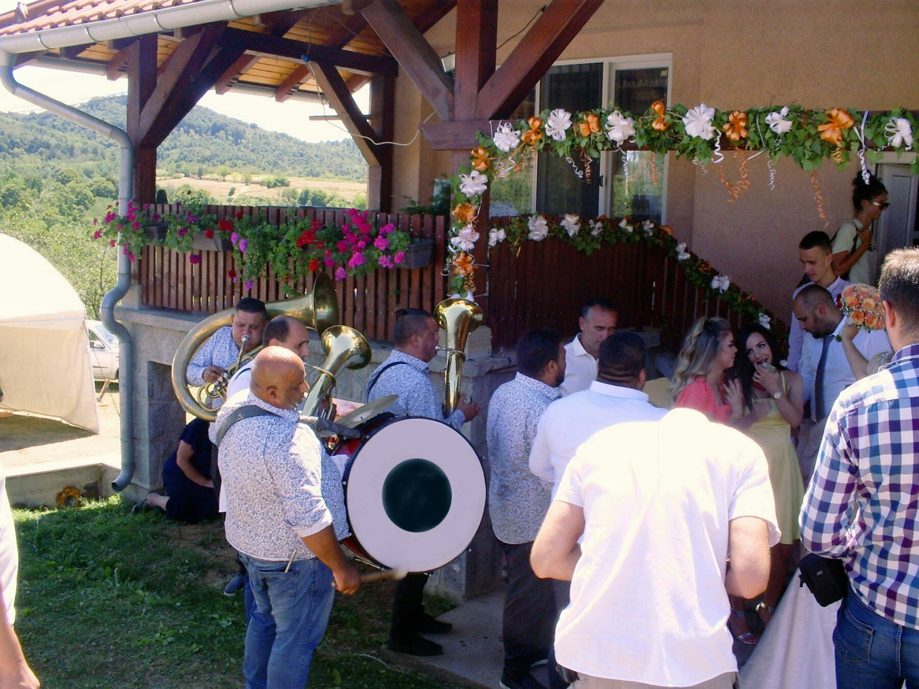 Trubači na svadbi ispred mladoženjine kuće