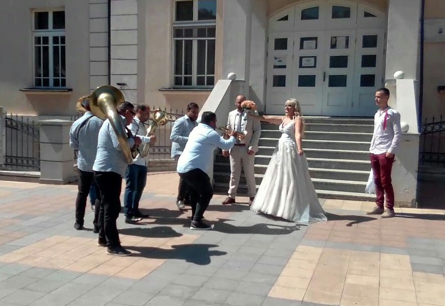 Trubači dočekuju mladence nakon venčanja
