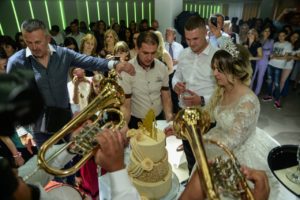 Trubači Balkanika sviraju ispred torte na svadbi